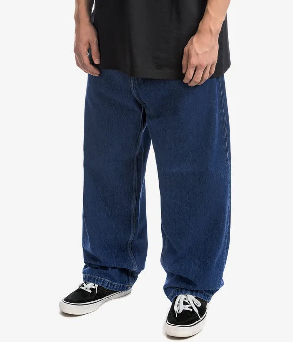 "Urbaner Herrenjeans Maverick mit legérem Skater-Stil, robustem Material und vielseitigem Design in Hellblau."