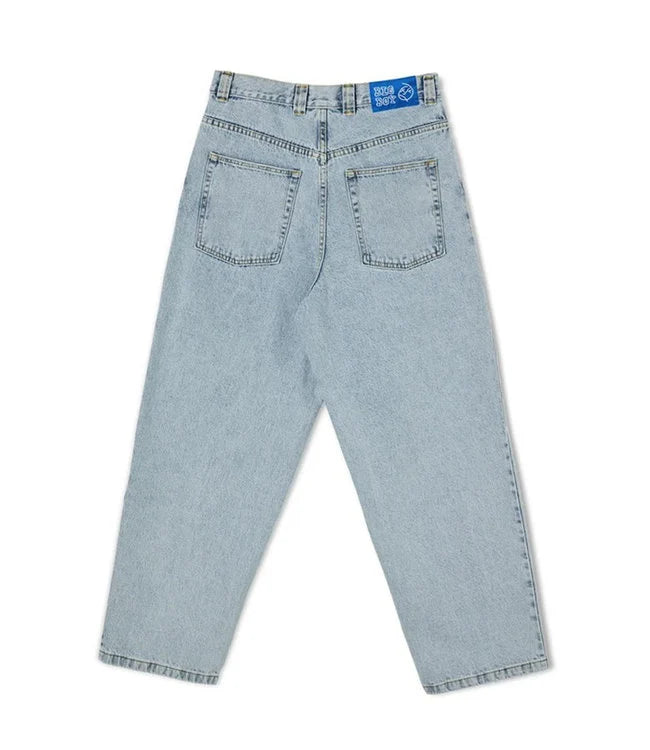 "Urbaner Herrenjeans Maverick mit legérem Skater-Stil, robustem Material und vielseitigem Design in Hellblau."