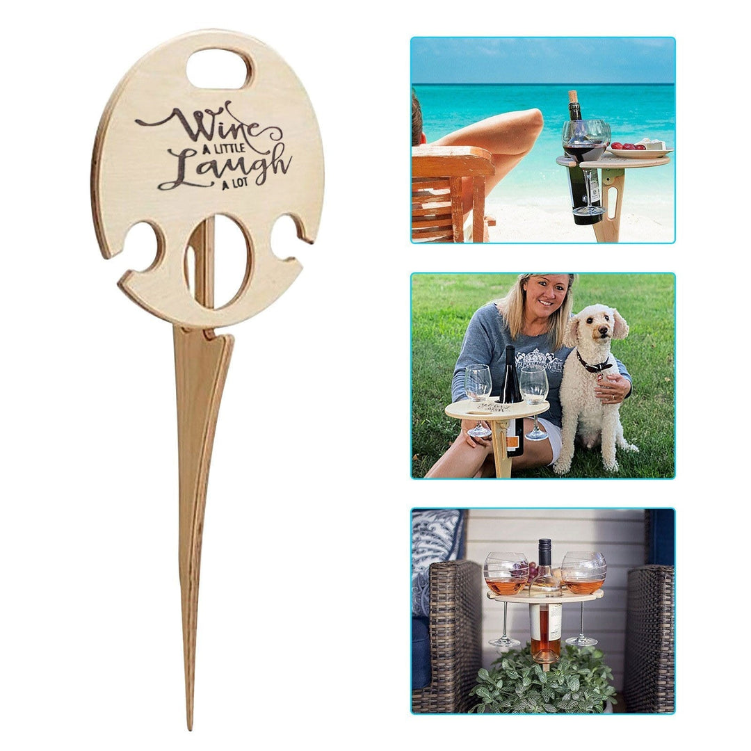 "Variable Weintisch aus Holz, ideal für Picknicks, bietet Platz für Weinflasche, 2 Gläser und Teller im Garten."