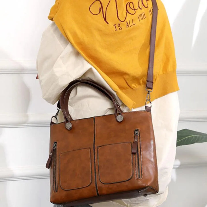 Veronica Ledertasche Vorderansicht: Elegante, braune Umhängetasche aus feinem Leder mit verstellbarem Riemen und Magnetversch