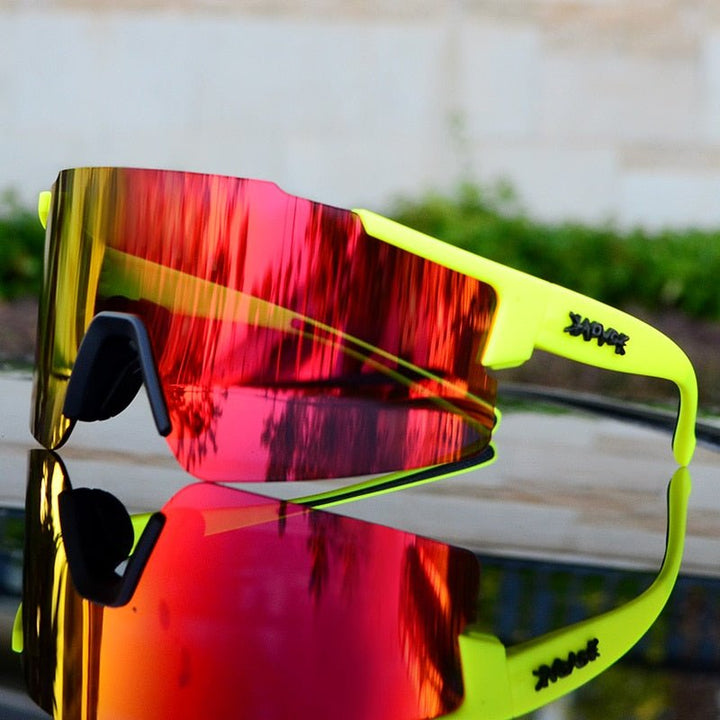 Verspiegelte Fahrrad-Sonnenbrille für Sport, UV-Schutz, aerodynamisch, klare Sicht, reflektierende Gläser, seitliche Ansicht.