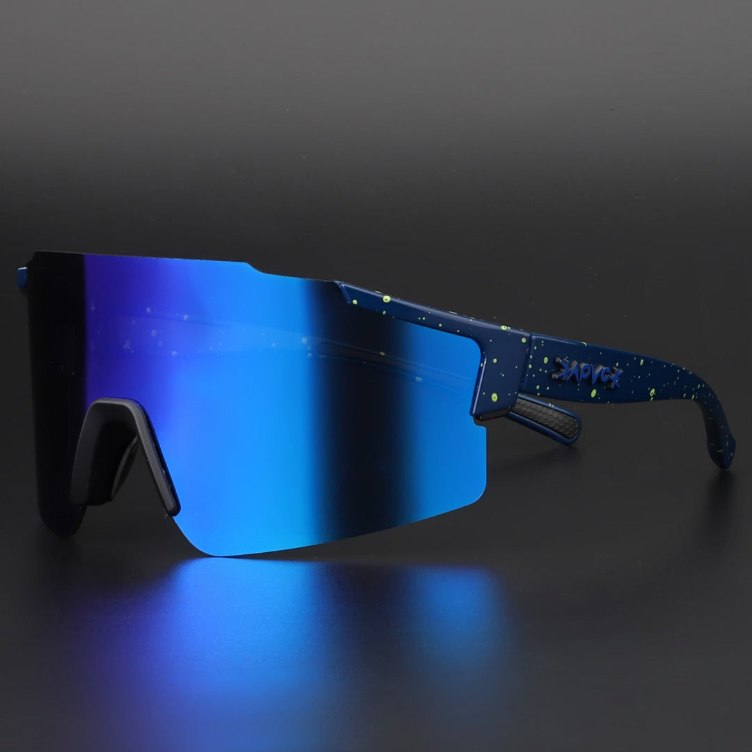 Verspiegelte Fahrrad-Sonnenbrille für Sport, UV-Schutz, aerodynamisch, klare Sicht, reflektierende Gläser, seitliche Ansicht.