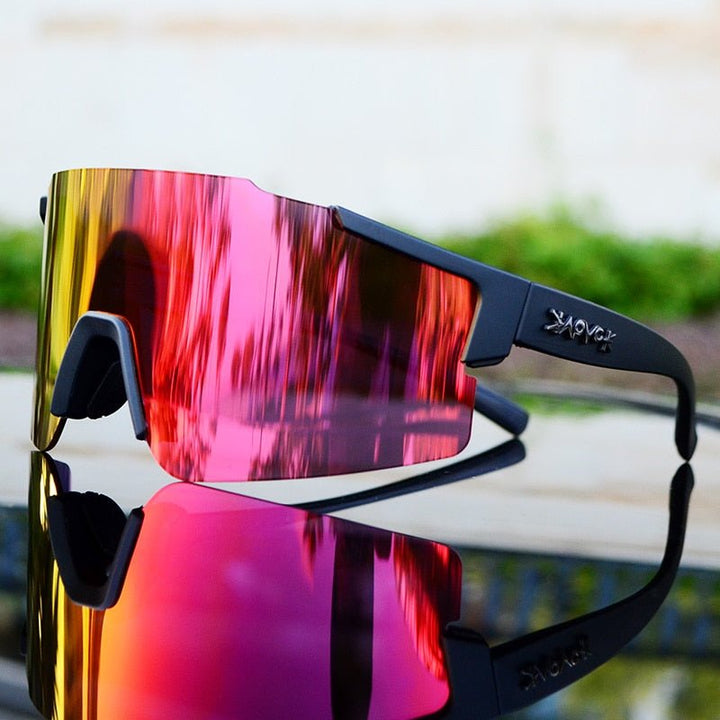 Verspiegelte Fahrrad-Sonnenbrille für Sport, UV-Schutz, aerodynamisch, klare Sicht, reflektierende Gläser, seitliche Ansicht.