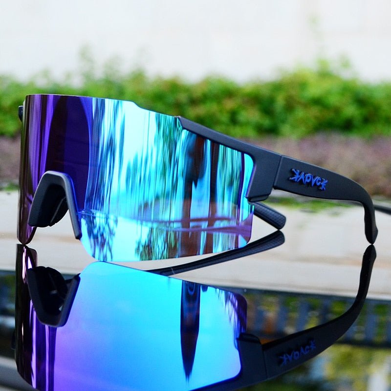 Verspiegelte Fahrrad-Sonnenbrille für Sport, UV-Schutz, aerodynamisch, klare Sicht, reflektierende Gläser, seitliche Ansicht.