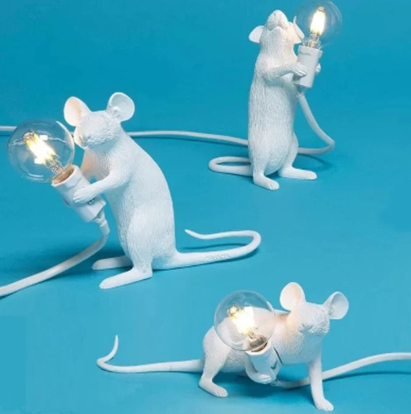 "Verspielte Maus-Tischlampe aus hochwertigen Materialien, gemütlich warmes Licht, kunstvolles Highlight für jedes Zuhause."