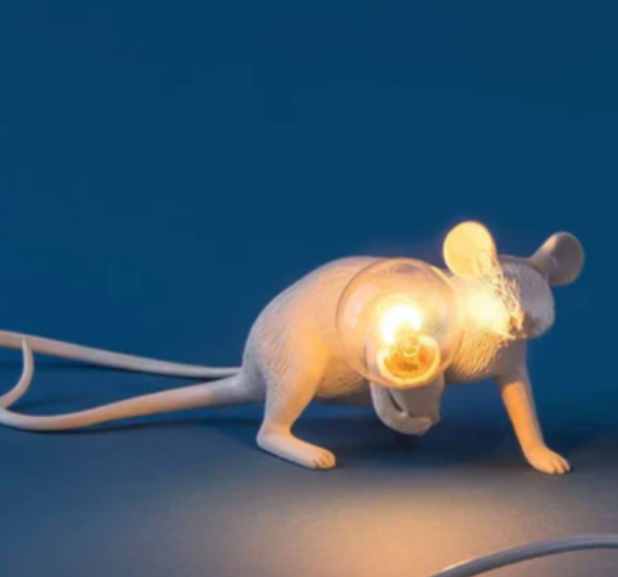 "Verspielte Maus-Tischlampe aus hochwertigen Materialien, gemütlich warmes Licht, kunstvolles Highlight für jedes Zuhause."