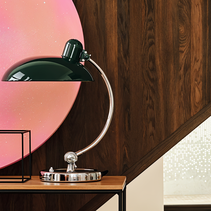 Verstellbare Eisen-Tischlampe im Retro-Design, industrieller Stil, für warmes Licht auf Schreibtisch oder Leseecke.