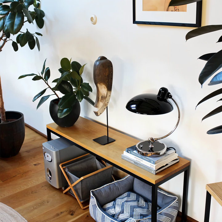 Verstellbare Eisen-Tischlampe im Retro-Design, industrieller Stil, für warmes Licht auf Schreibtisch oder Leseecke.