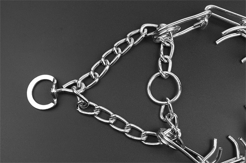 Verstellbares Anti-Zieh Hundehalsband mit gummierten Stiften, komfortables Design für sanftes Hundetraining.