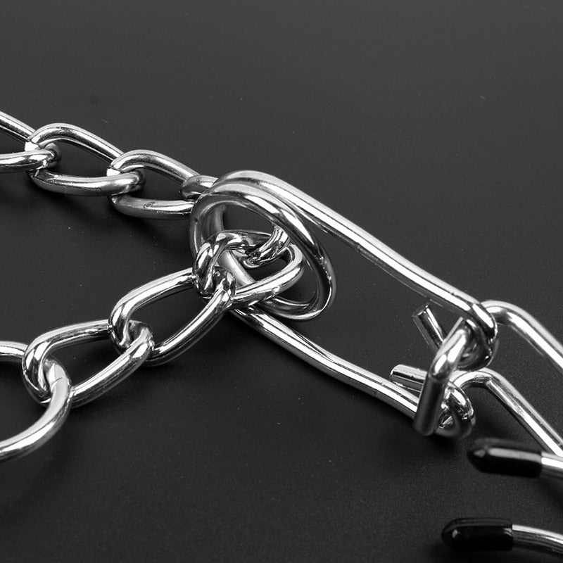 "Verstellbares Hunde Stachelhalsband mit gummierten Metallstiften, stylish und sicher, für optimales Hundetraining."