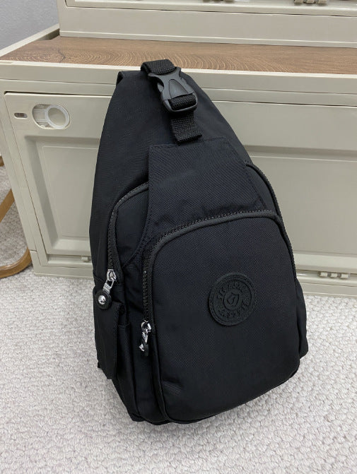 Vielseitiger Zwei-in-eins Damenrucksack in robustem Design, bietet viel Stauraum und ist ideal für Alltag und Reisen.