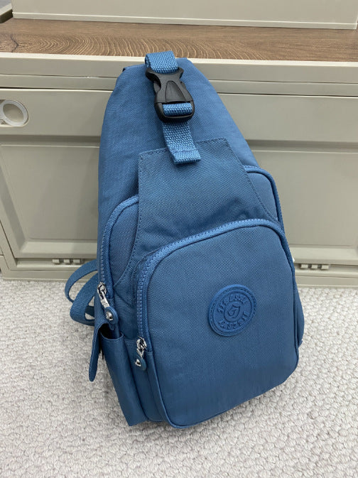 Vielseitiger Zwei-in-eins Damenrucksack in robustem Design, bietet viel Stauraum und ist ideal für Alltag und Reisen.