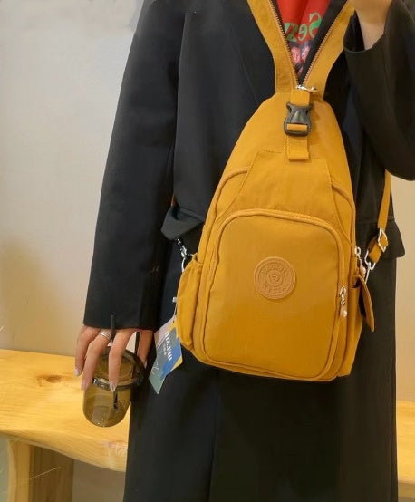 Vielseitiger Zwei-in-eins Damenrucksack in robustem Design, bietet viel Stauraum und ist ideal für Alltag und Reisen.