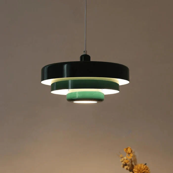 "Vintage LED Hängeleuchte in Schwarz-Bronze, Metall, warmweißes Licht, stilvolles Design, für Wohnräume geeignet."