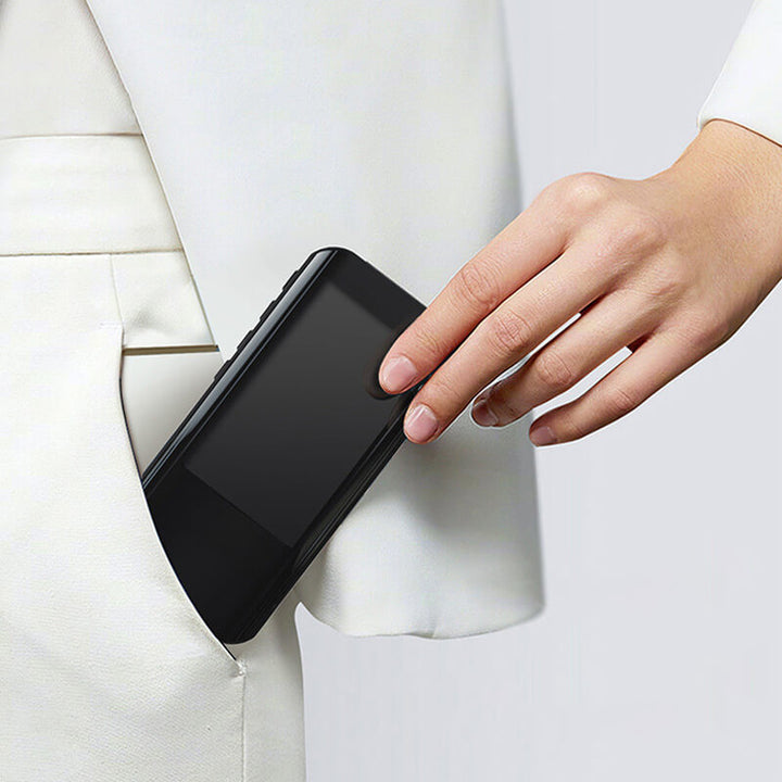 Vollautomatisches Multimeter mit farbigem LCD-Display, kompaktes Design, ideal für präzise Messungen zuhause und unterwegs.