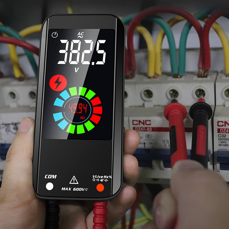 Vollautomatisches Multimeter mit farbigem LCD-Display, kompaktes Design, ideal für präzise Messungen zuhause und unterwegs.