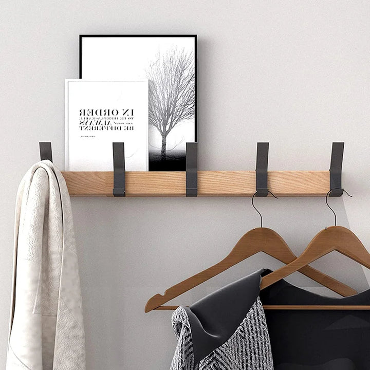 "Wandgarderobe aus Holz mit 5 beweglichen Haken, minimalistisches skandinavisches Design, ideal für Jacken und Schals."