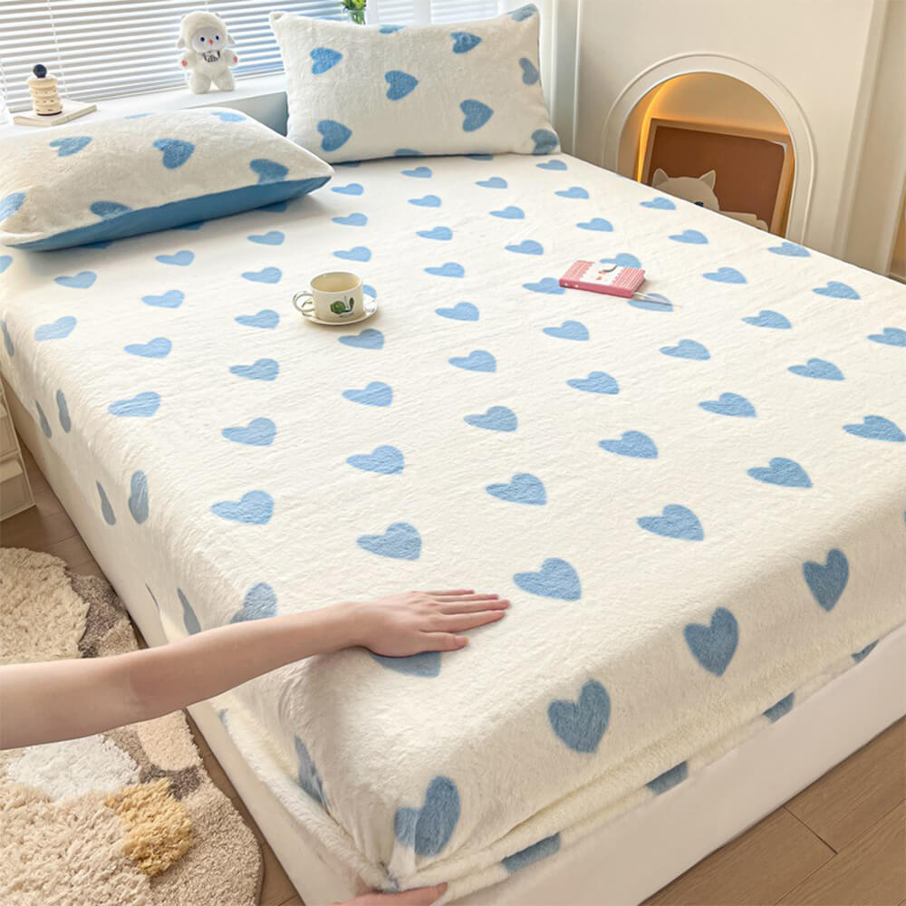 Cozy milk velvet bedding: fitted sheet and pillowcases, adding warmth to any bedroom decor.