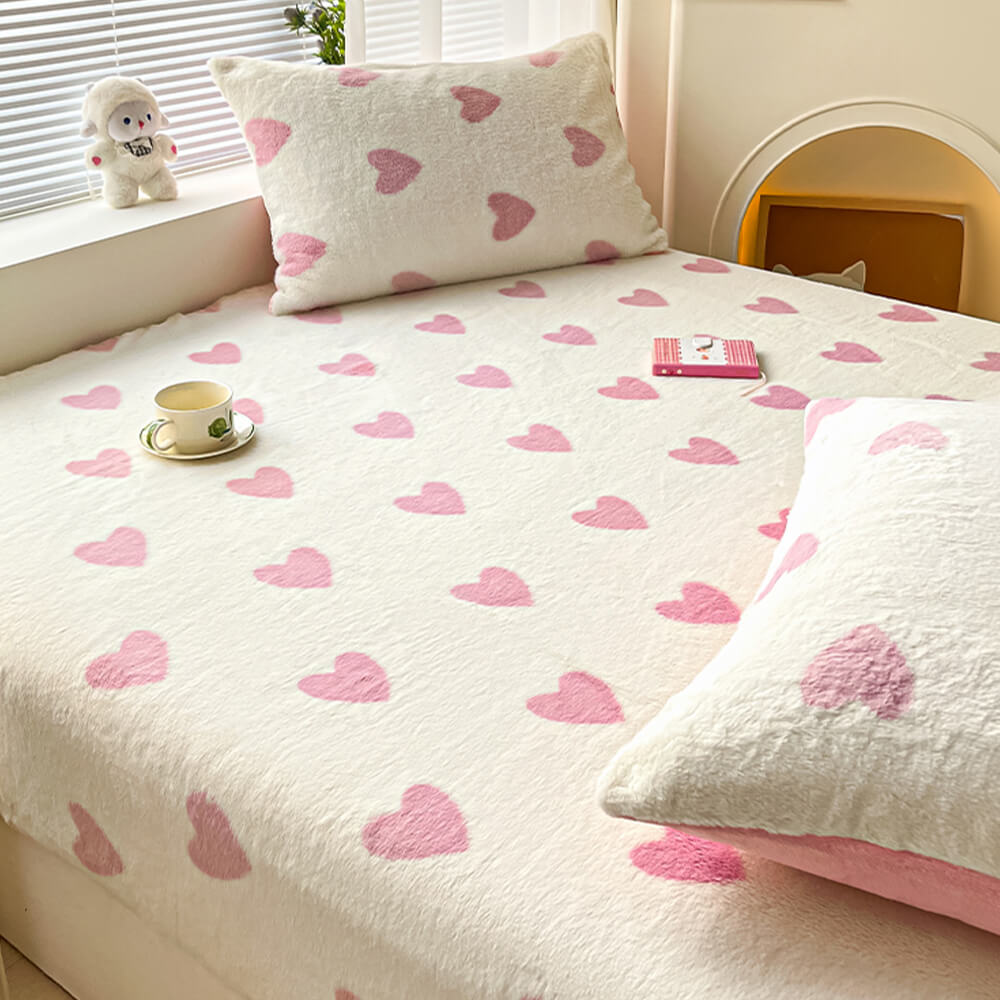 Anti-static milk velvet bedding set (fitted sheet & pillowcases) for a comfortable sleep.