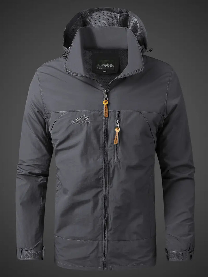 "Wasser- und winddichte Herren Outdoor Jacke in stilvollem Design, frontale Ansicht, ideal für vielseitige Wetterlagen."