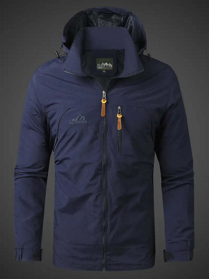 "Wasser- und winddichte Herren Outdoor Jacke in stilvollem Design, frontale Ansicht, ideal für vielseitige Wetterlagen."