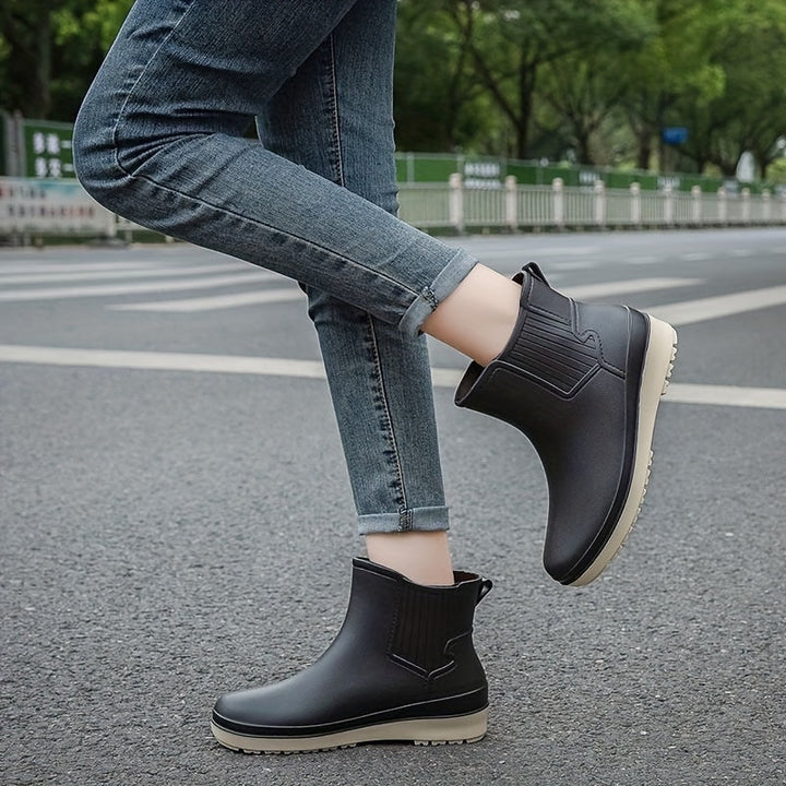 "Wasserdichte, stilvolle Regenstiefel mit rutschfester Sohle, ideal für Outdoor-Aktivitäten bei nassem Wetter."