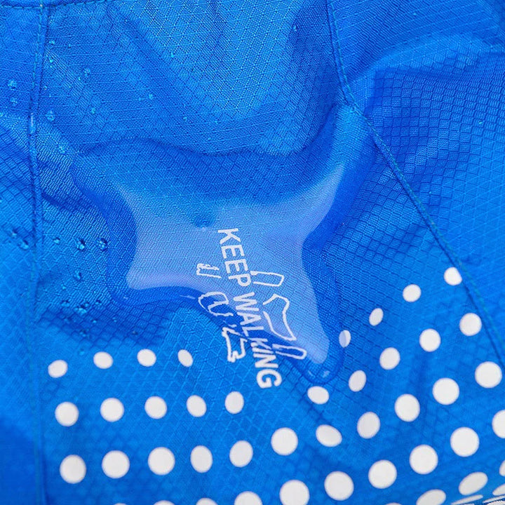 "Wasserdichter blauer Outdoor-Rucksack mit 2L Wasserblase, leicht und verstellbar, ideal für Abenteuer und Sport."