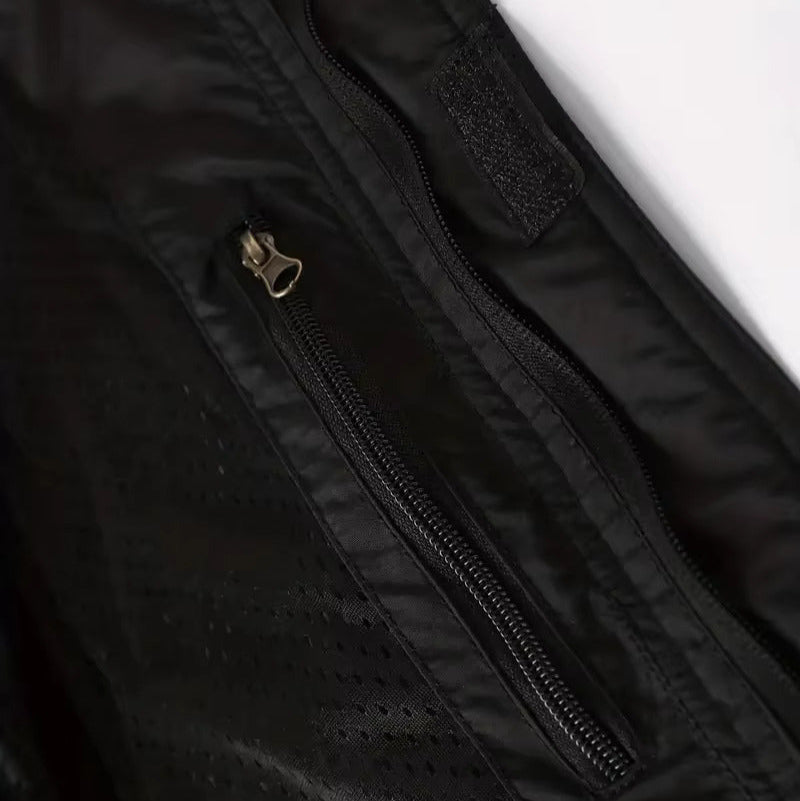 "Wasserdichter, langlebiger Herren Militär-Mantel, grau, mit Cargo-Taschen und verstärkten Nähten, perfekt für Regenwetter."