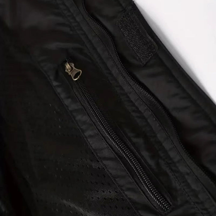 "Wasserdichter, langlebiger Herren Militär-Mantel, grau, mit Cargo-Taschen und verstärkten Nähten, perfekt für Regenwetter."