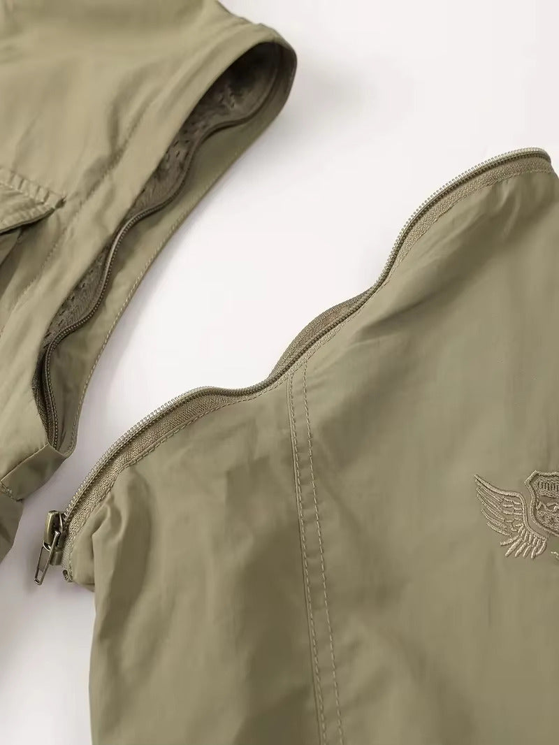 "Wasserdichter, langlebiger Herren Militär-Mantel, grau, mit Cargo-Taschen und verstärkten Nähten, perfekt für Regenwetter."