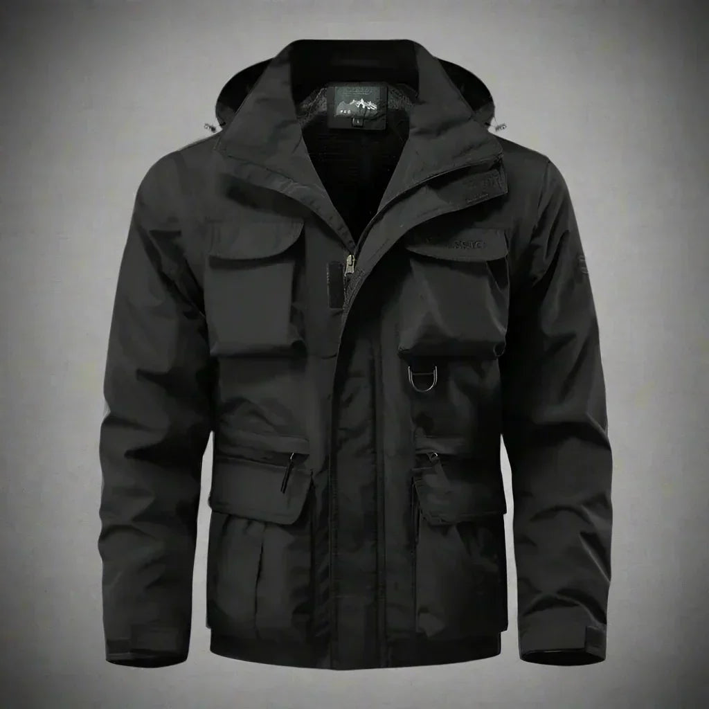 "Wasserdichter, langlebiger Herren Militär-Mantel, grau, mit Cargo-Taschen und verstärkten Nähten, perfekt für Regenwetter."