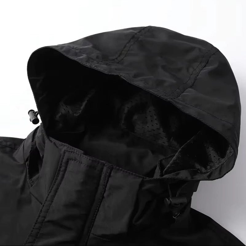 "Wasserdichter, langlebiger Herren Militär-Mantel, grau, mit Cargo-Taschen und verstärkten Nähten, perfekt für Regenwetter."