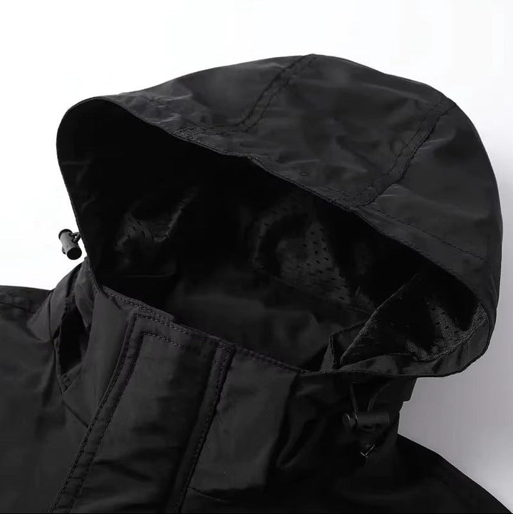 "Wasserdichter, langlebiger Herren Militär-Mantel, grau, mit Cargo-Taschen und verstärkten Nähten, perfekt für Regenwetter."