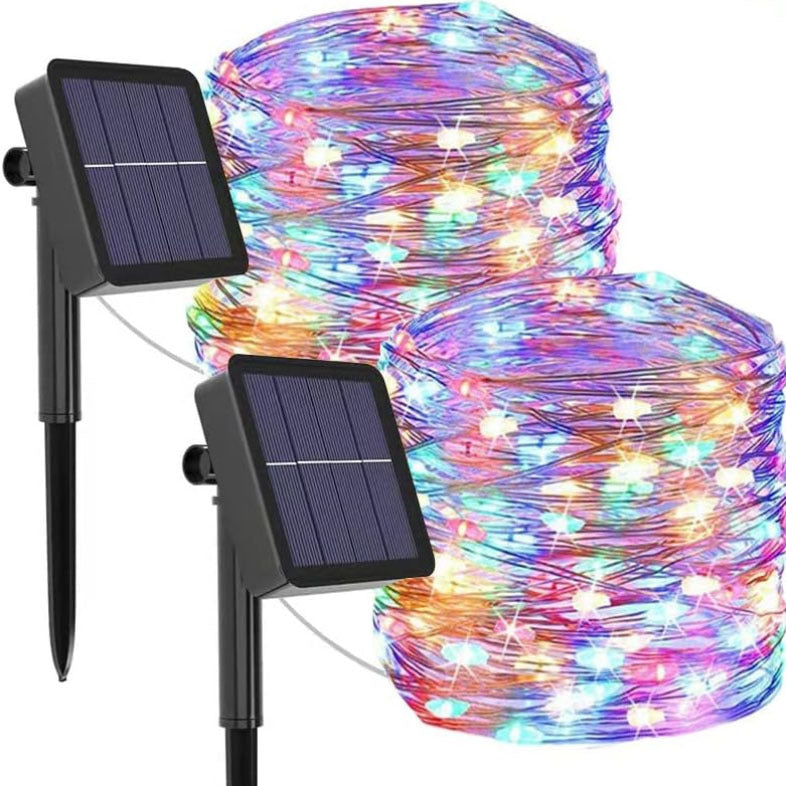 "Wasserfeste solarbetriebene Lichterkette im Garten bei Dämmerung, warme LED-Lichter, stimmungsvolle Außenbeleuchtung"