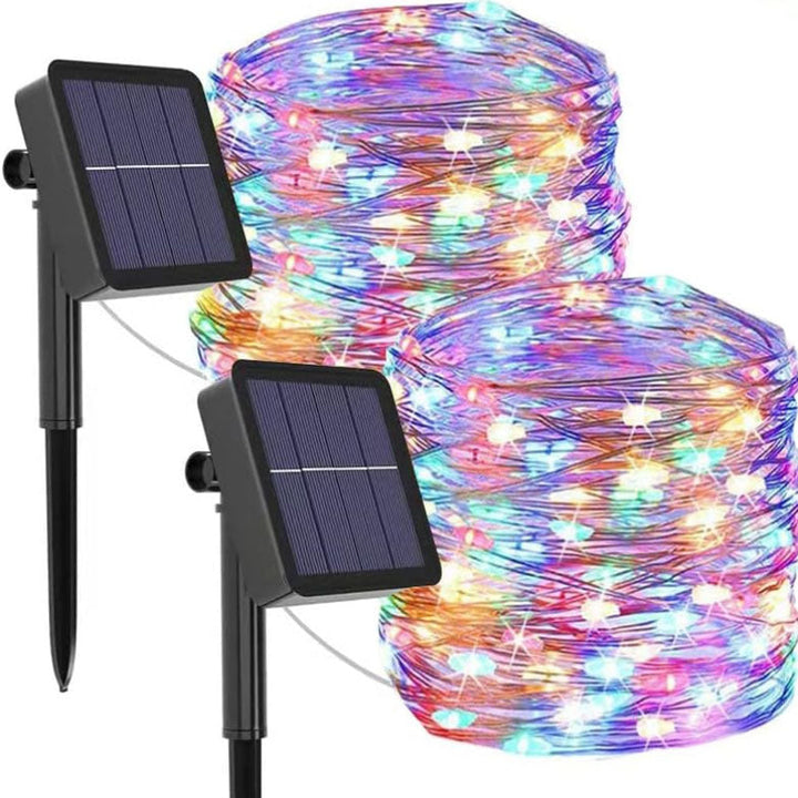 "Wasserfeste solarbetriebene Lichterkette im Garten bei Dämmerung, warme LED-Lichter, stimmungsvolle Außenbeleuchtung"