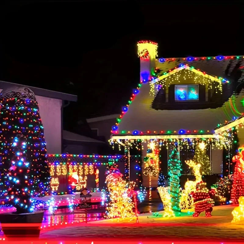 "Wasserfeste solarbetriebene Lichterkette im Garten bei Dämmerung, warme LED-Lichter, stimmungsvolle Außenbeleuchtung"