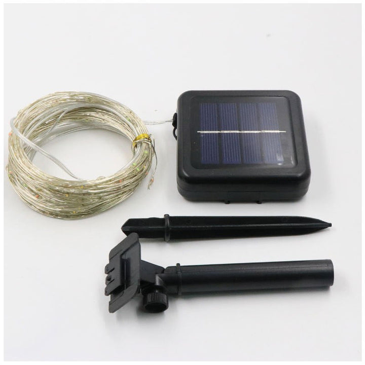 "Wasserfeste solarbetriebene Lichterkette im Garten bei Dämmerung, warme LED-Lichter, stimmungsvolle Außenbeleuchtung"