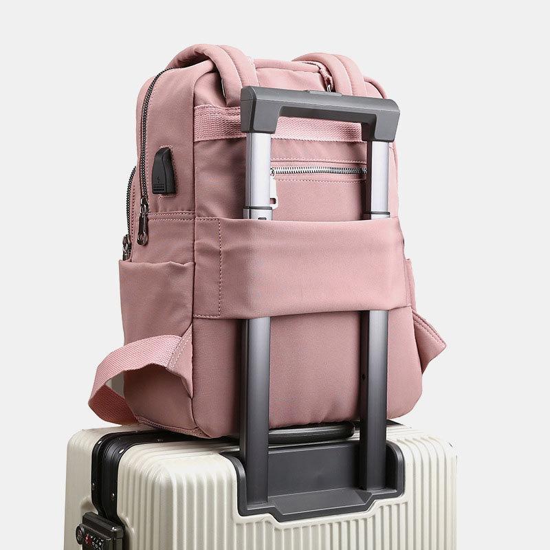 "Wasserfester Rucksack mit USB-Ladung, große Kapazität, schwarz, Vorderansicht; ideal für Reisen und Alltag."