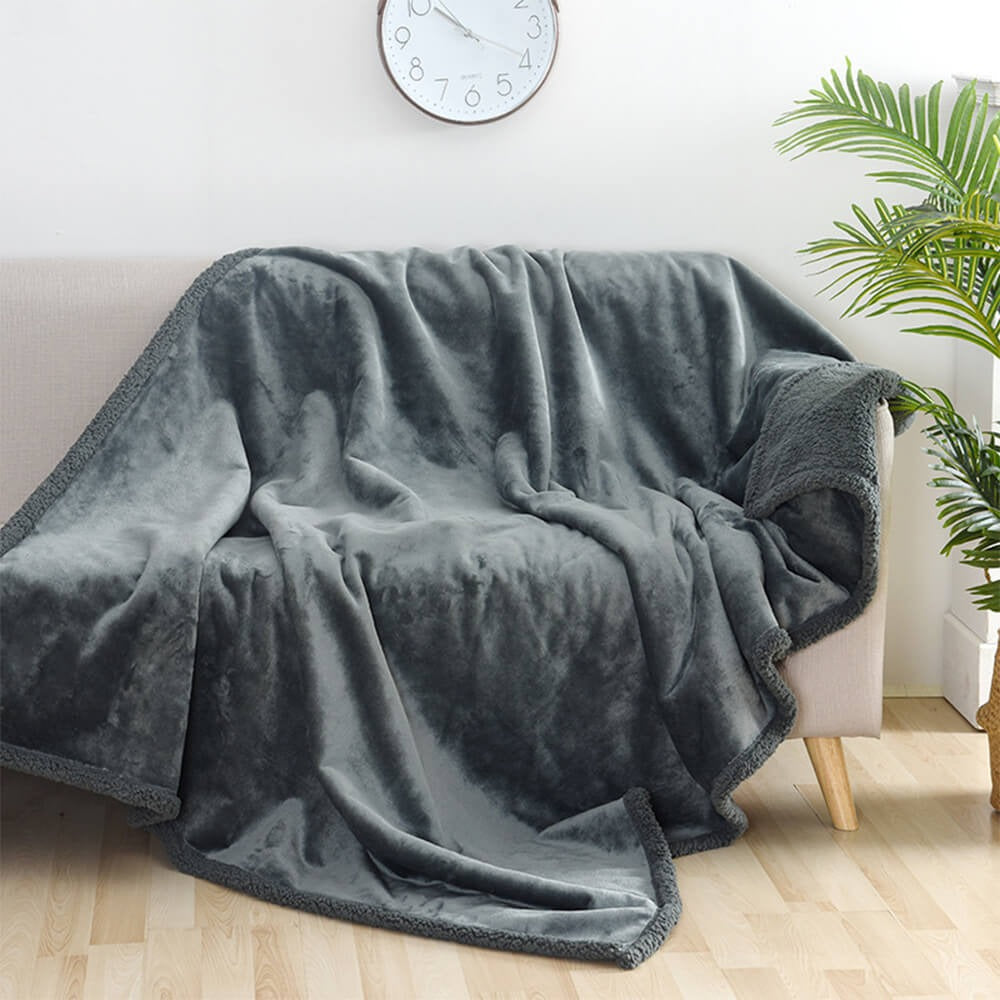 Pet flannel blanket, waterproof and machine washable, ideal for dog bed cover