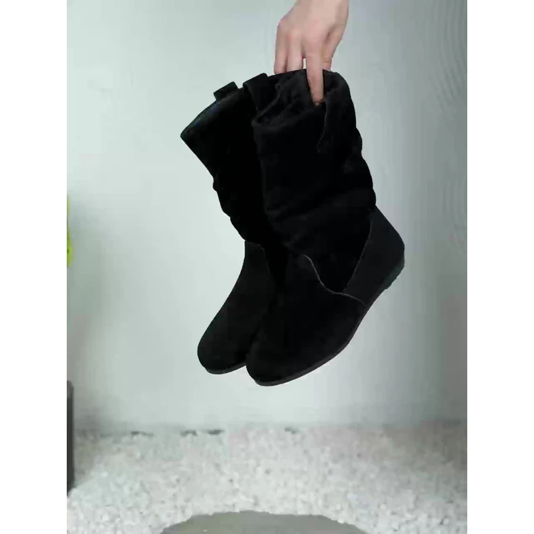 "Weiche Damen Stiefeletten, flach, in Schwarz, aus weichem Material mit robuster Sohle, ideal für modische Outfits."