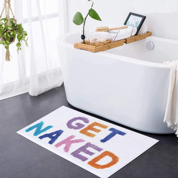Weiche getuftete Badematte mit "Get Naked" Schriftzug im modernen Design für stilvolles und komfortables Badezimmer.