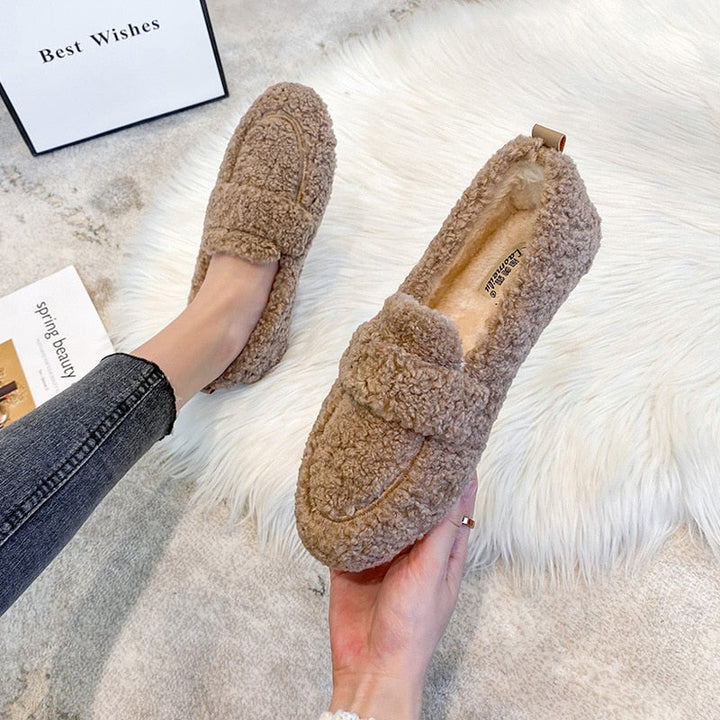 "Weiche Plüsch-Pantoffel-Schuhe in Schwarz, Creme und Khaki für Damen, ideal für stilvolle Gemütlichkeit zu Hause."