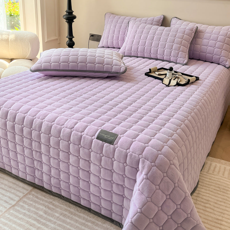 "Weiche Tagesdecke mit quadratischer Textur, flauschig und modern auf Sofa drapiert, verleiht stilvolle Gemütlichkeit."