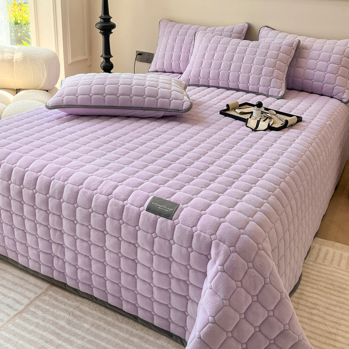 "Weiche Tagesdecke mit quadratischer Textur, flauschig und modern auf Sofa drapiert, verleiht stilvolle Gemütlichkeit."