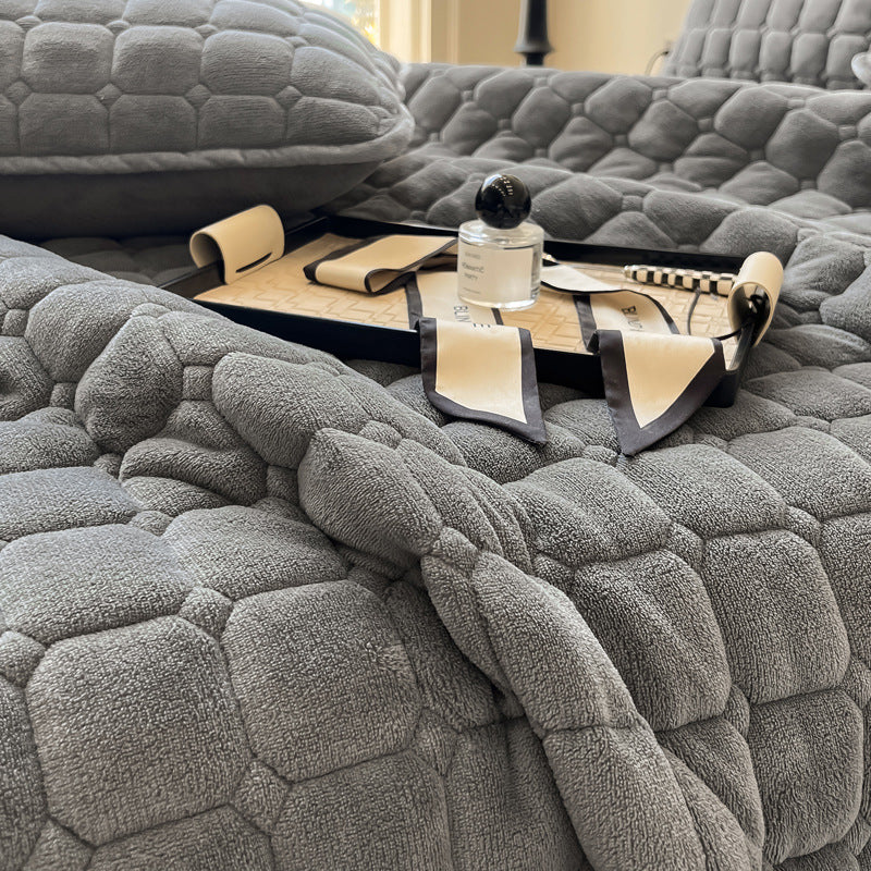 "Weiche Tagesdecke mit quadratischer Textur, flauschig und modern auf Sofa drapiert, verleiht stilvolle Gemütlichkeit."