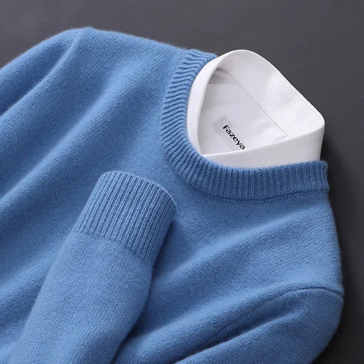 "Weicher Herren-Kaschmir-Pullover in Blau, stilvoller Schnitt, luxuriöse Eleganz, perfekt für kalte Wintertage."