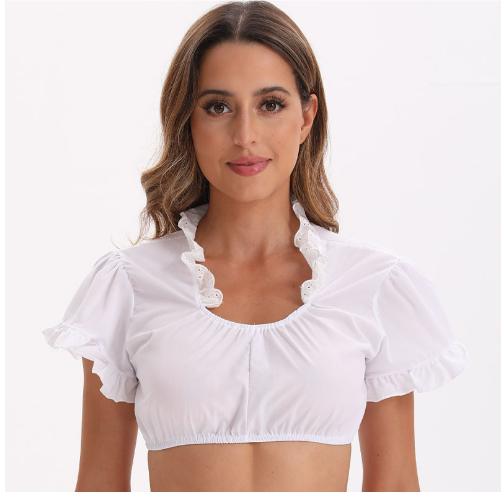 Weiße, elegante Dirndlbluse für Damen, ideal fürs Oktoberfest; traditionelles Design mit kurzen Ärmeln und schlichtem Schnitt