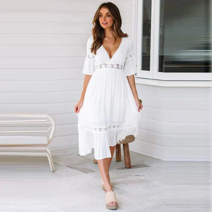 Weißes Midi-Sommerkleid, Bohemian-Stil mit tiefem V-Ausschnitt, elegante Passform, ideal für warme Tage und Abende.