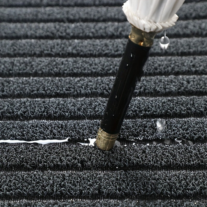 "Wetterfeste Fußmatte in stilvollem Grau, hervorragende Schmutzaufnahme, robuste Qualität für Eingangsbereich."