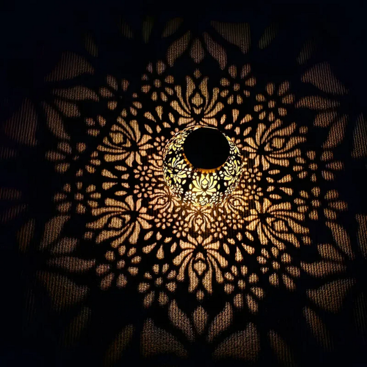 "Wetterfeste LED Solar-Hängeleuchte: Robuste Außenlampe mit Solarpanel, schmückt den Garten mit stimmungsvollem Lichtspiel."